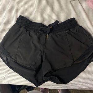 black lululemon shorts